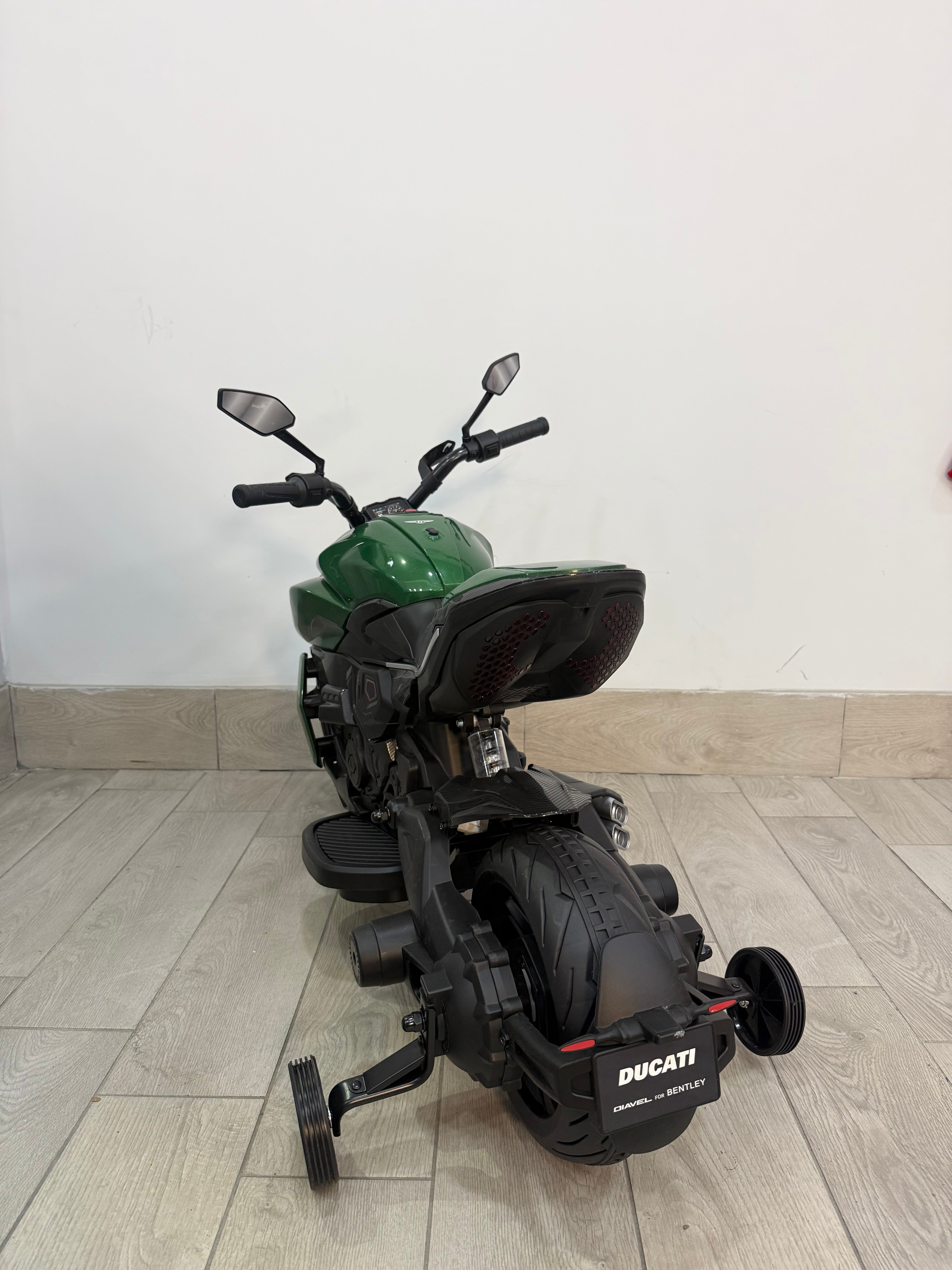Moto Elettrica per Bambini Ducati Diavel 12V con Licenza Ufficiale Luci Led Suoni Realistici Telecomando