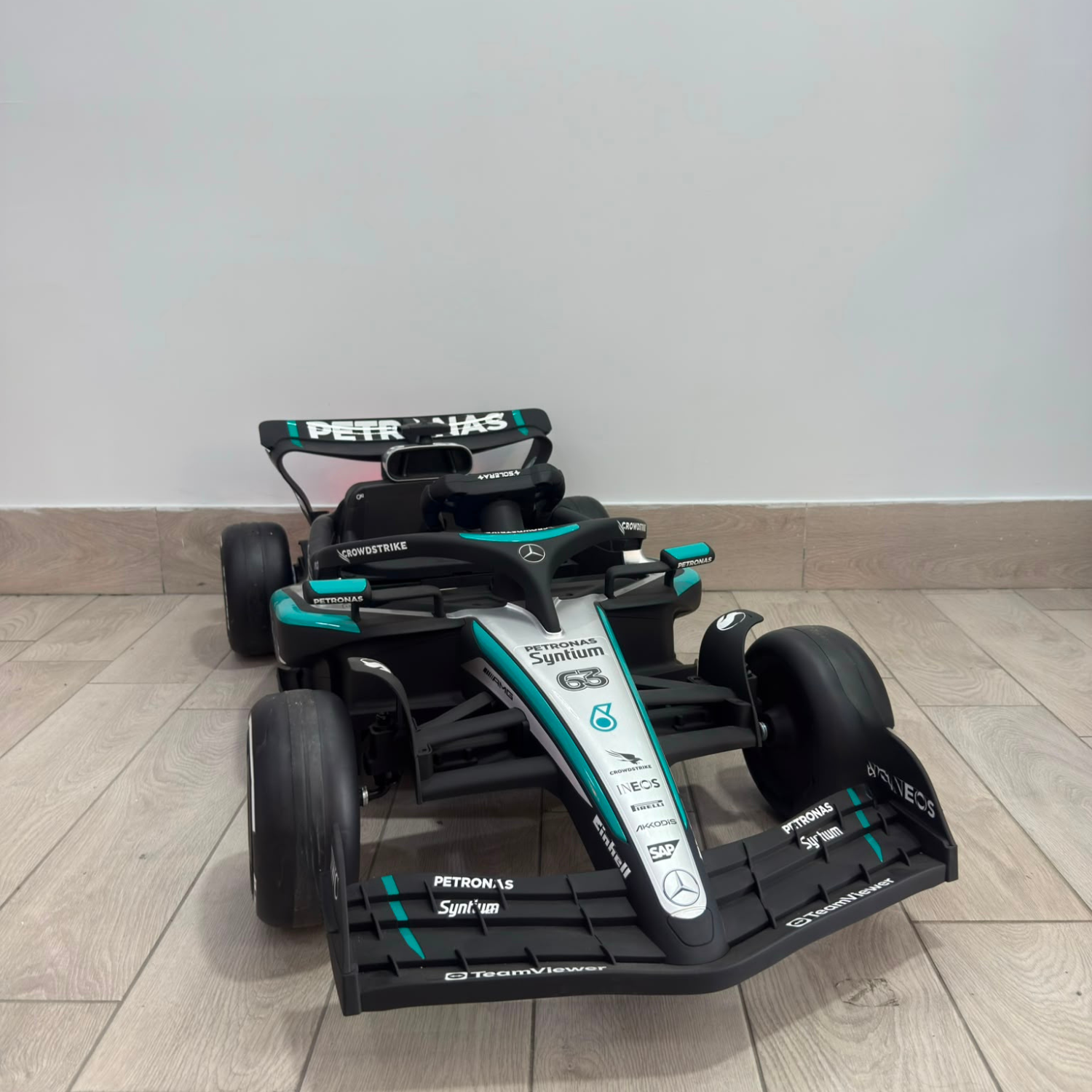 Auto Elettrica per Bambini Mercedes AMG F1 12V con Licenza Ufficiale Luci Led Suoni Realistici Display MP4 Telecomando Cinture di Sicurezza