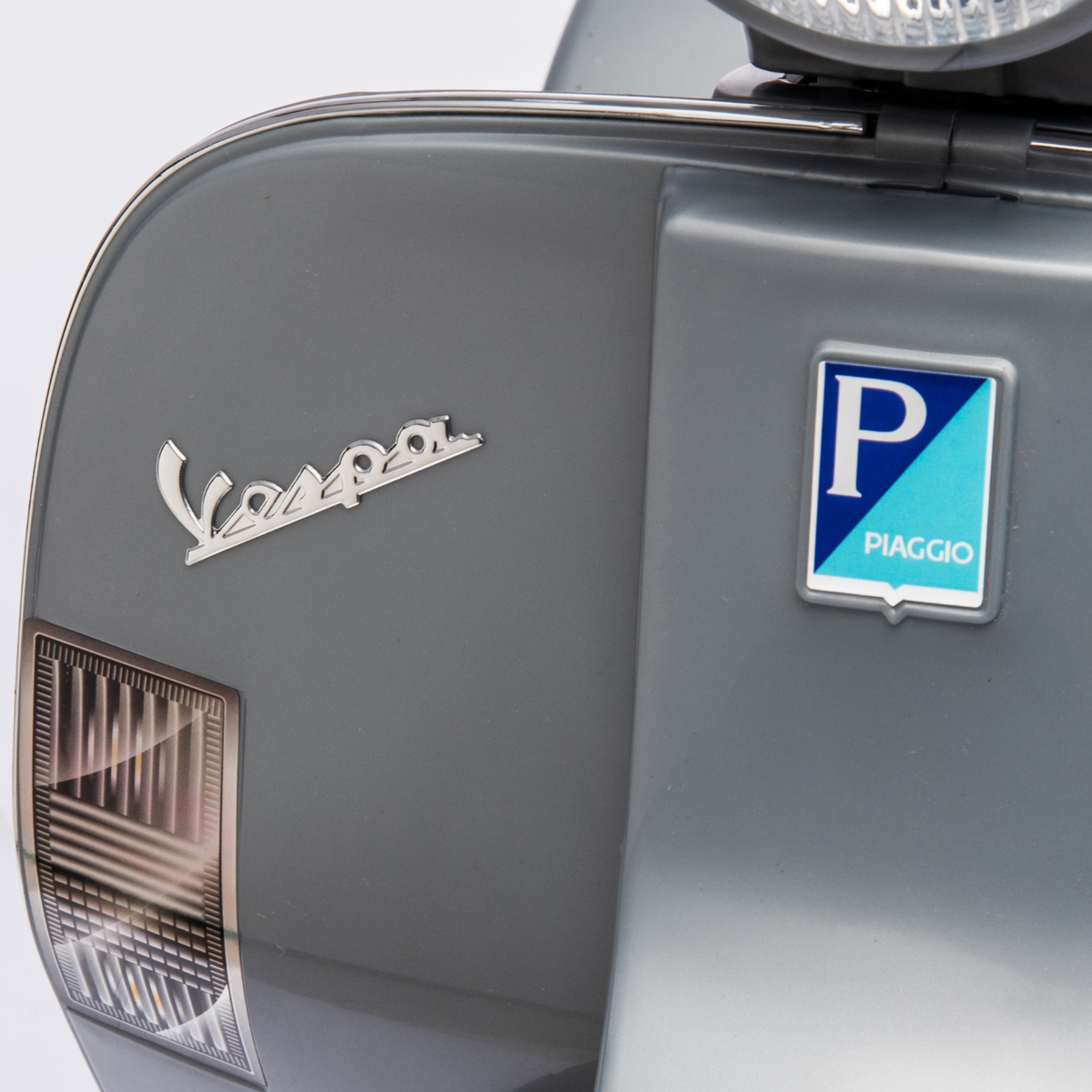 Moto Elettrica per Bambini Vespa px150 Small 6V con Licenza Ufficiale Luci Led Suoni Realistici