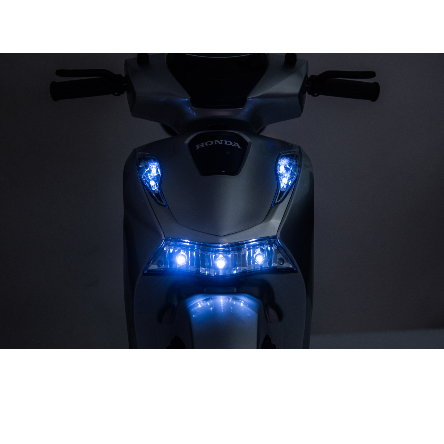 Moto Elettrica per Bambini Honda SH125 Verniciato 12V con Licenza Ufficiale Luci Led Suoni Realistici MP3 Integrato
