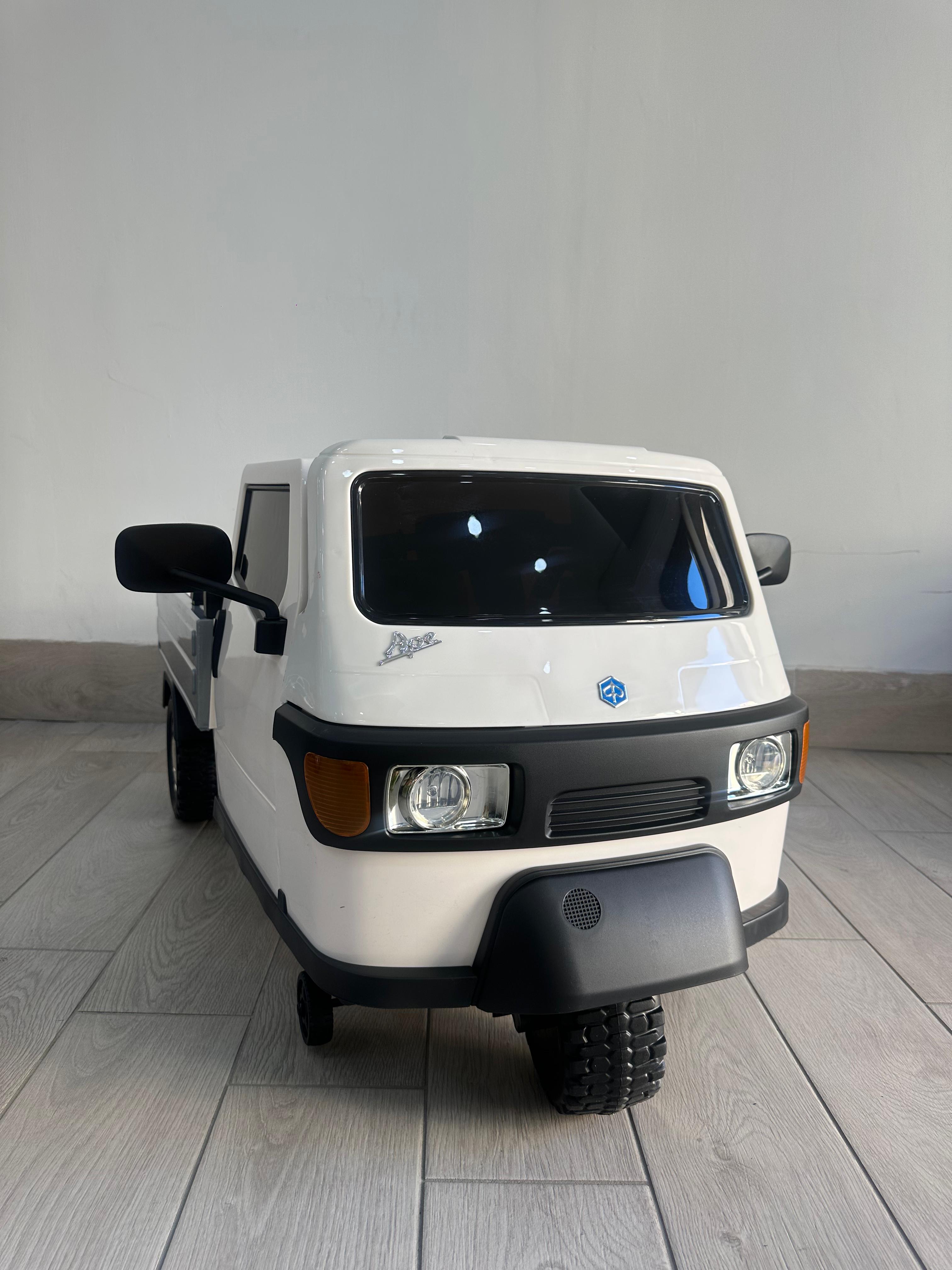 Auto Elettrica per Bambini Ape Car 12V con Licenza Ufficiale Suoni Realistici Luci Led Cinture di Sicurezza