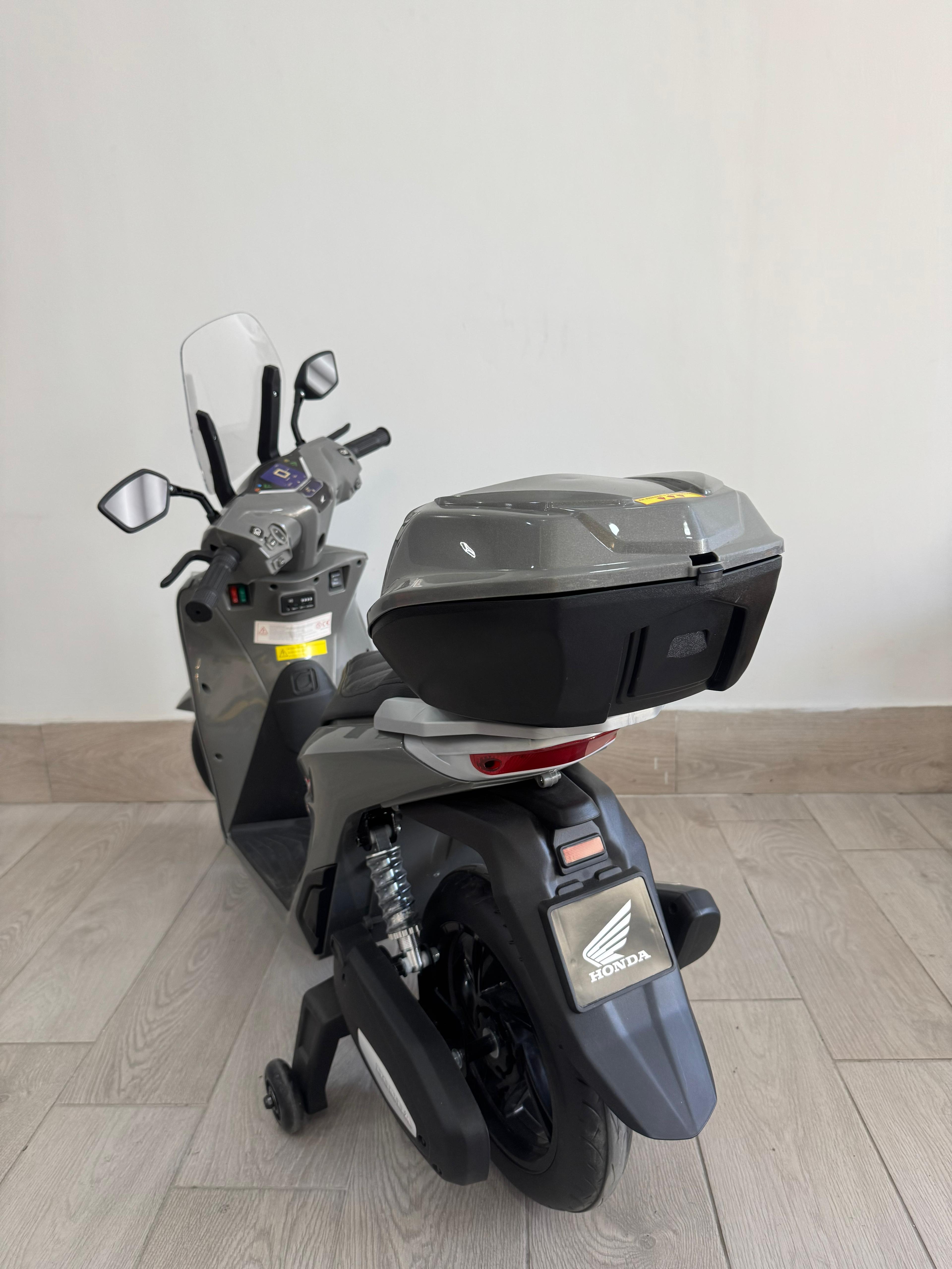 Moto Elettrica per Bambini Honda SH125 12V con Licenza Ufficiale Luci Led Suoni Realistici MP3 Integrato