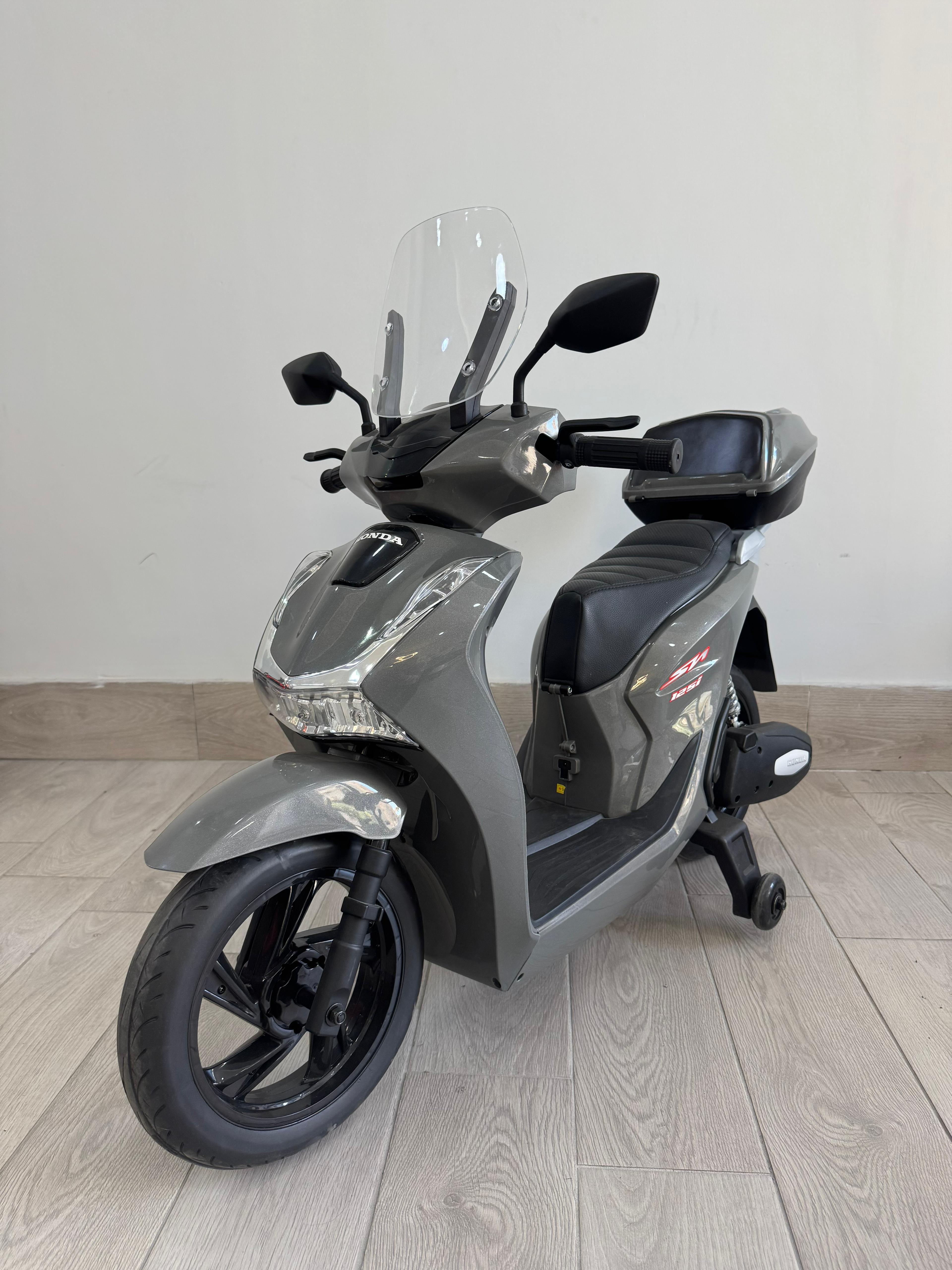 Moto Elettrica per Bambini Honda SH125 12V con Licenza Ufficiale Luci Led Suoni Realistici Telecomando MP3 Integrato