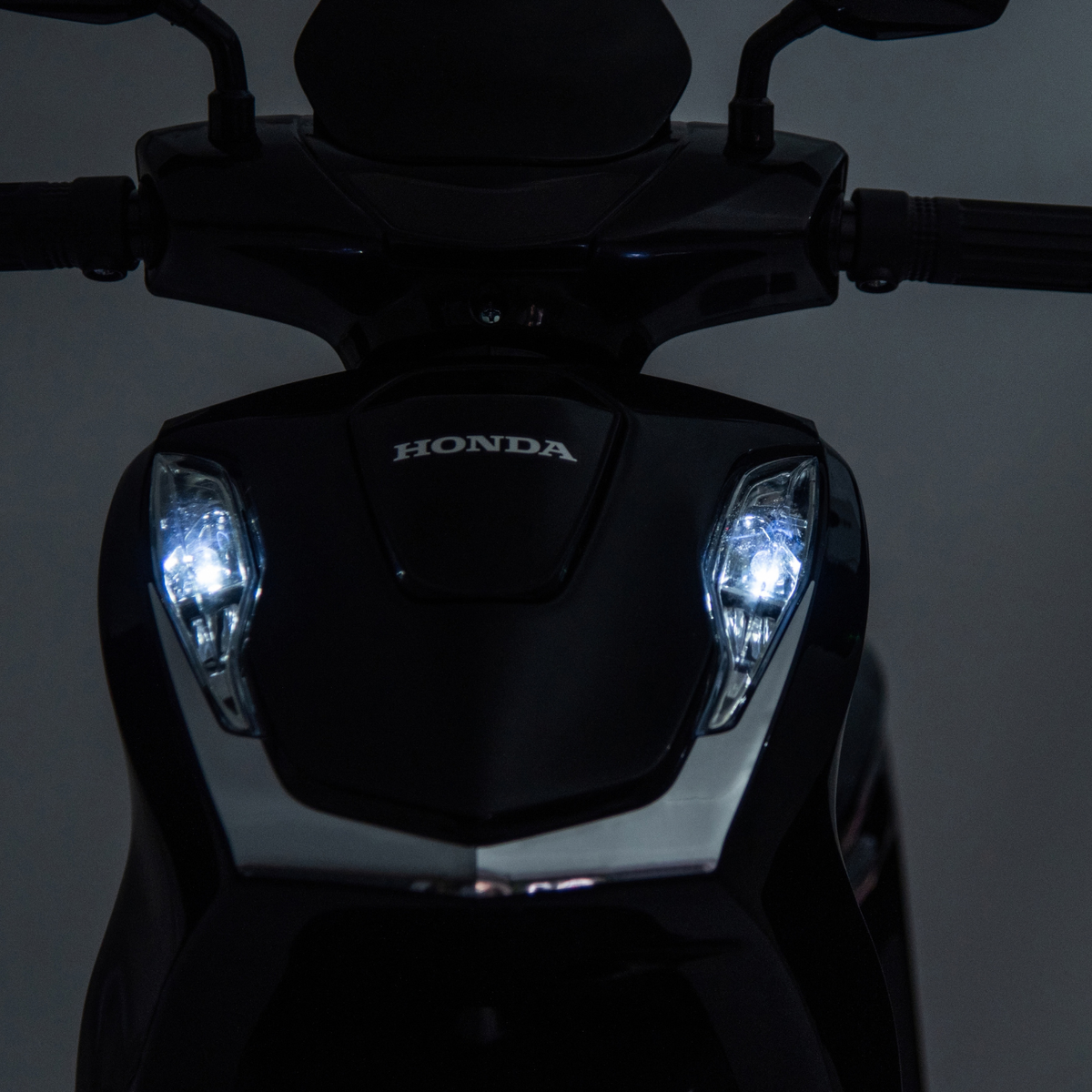 Moto Elettrica per Bambini Honda SH125 Small 6V con Licenza Ufficiale Luci Led Suoni Realistici MP3 Integrato