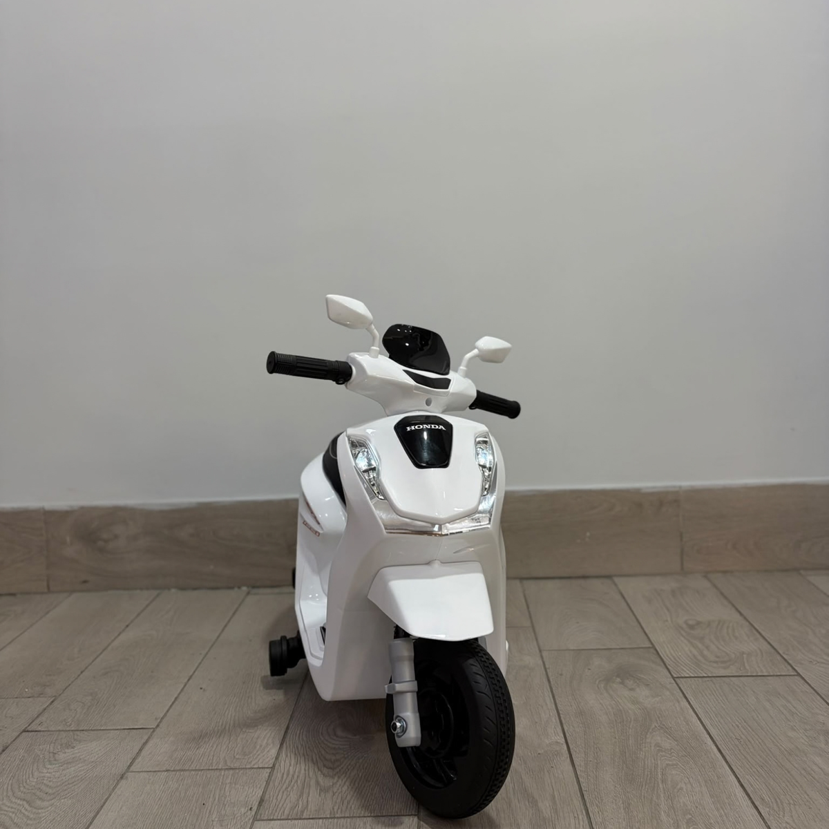 Moto Elettrica per Bambini Honda SH125 Small 6V con Licenza Ufficiale Luci Led Suoni Realistici MP3 Integrato
