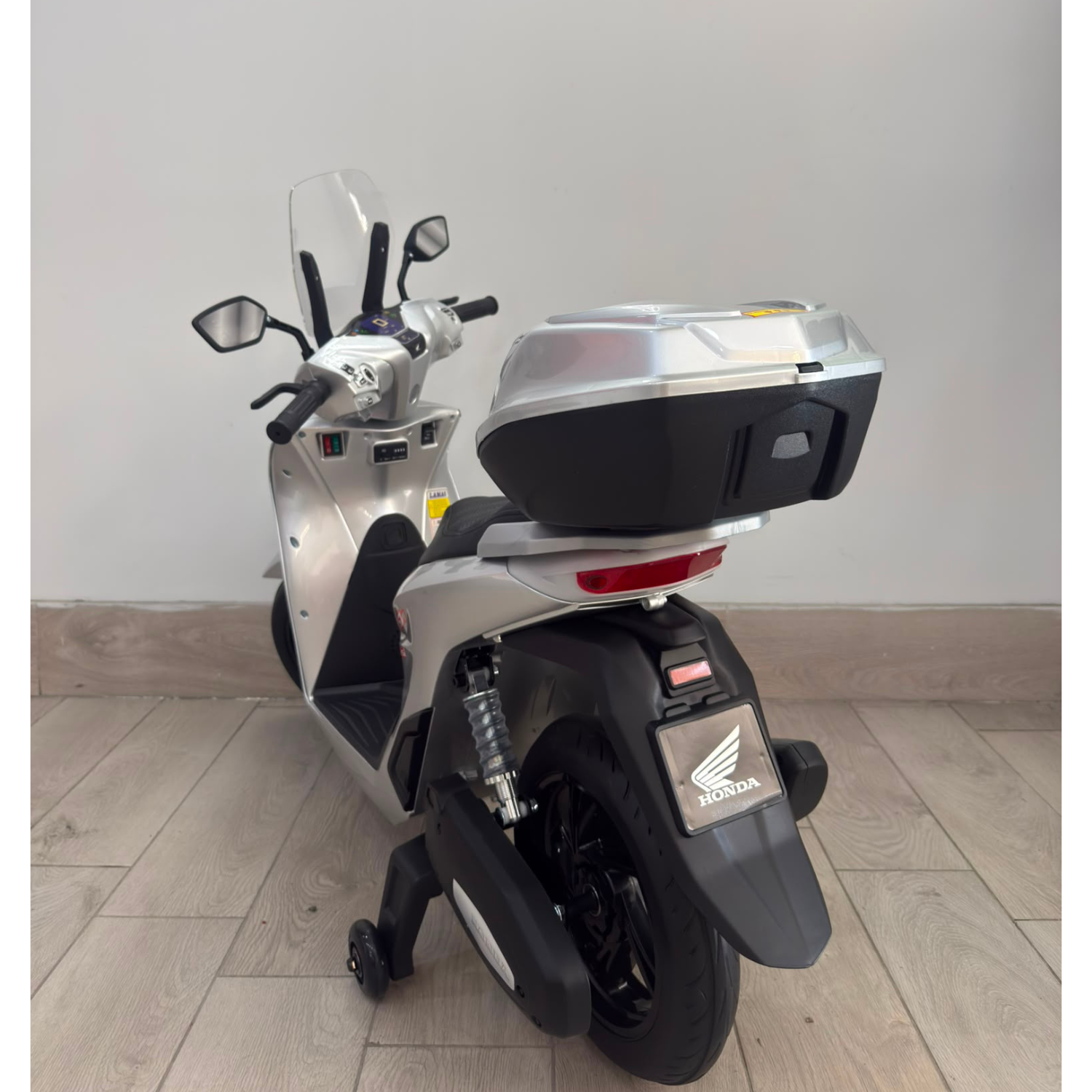 Moto Elettrica per Bambini Honda SH125 Verniciato 12V con Licenza Ufficiale Luci Led Suoni Realistici MP3 Integrato